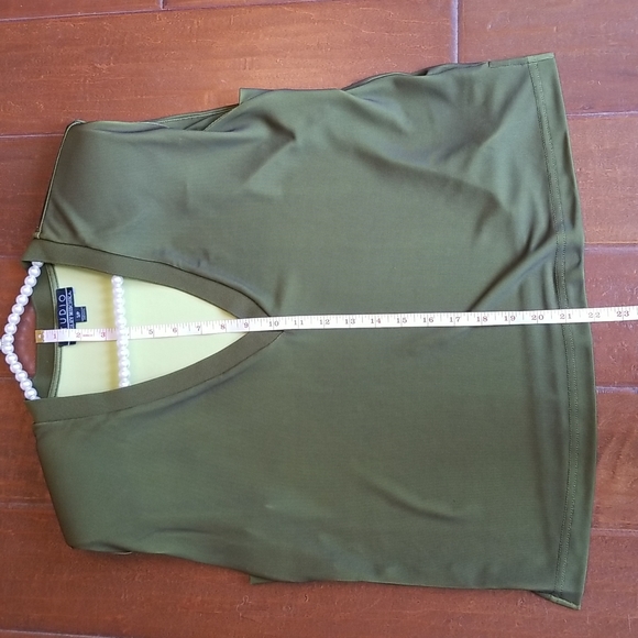 Badgley Mischka Green V-Neck Sleeveless Shirt - Picture 5 of 11